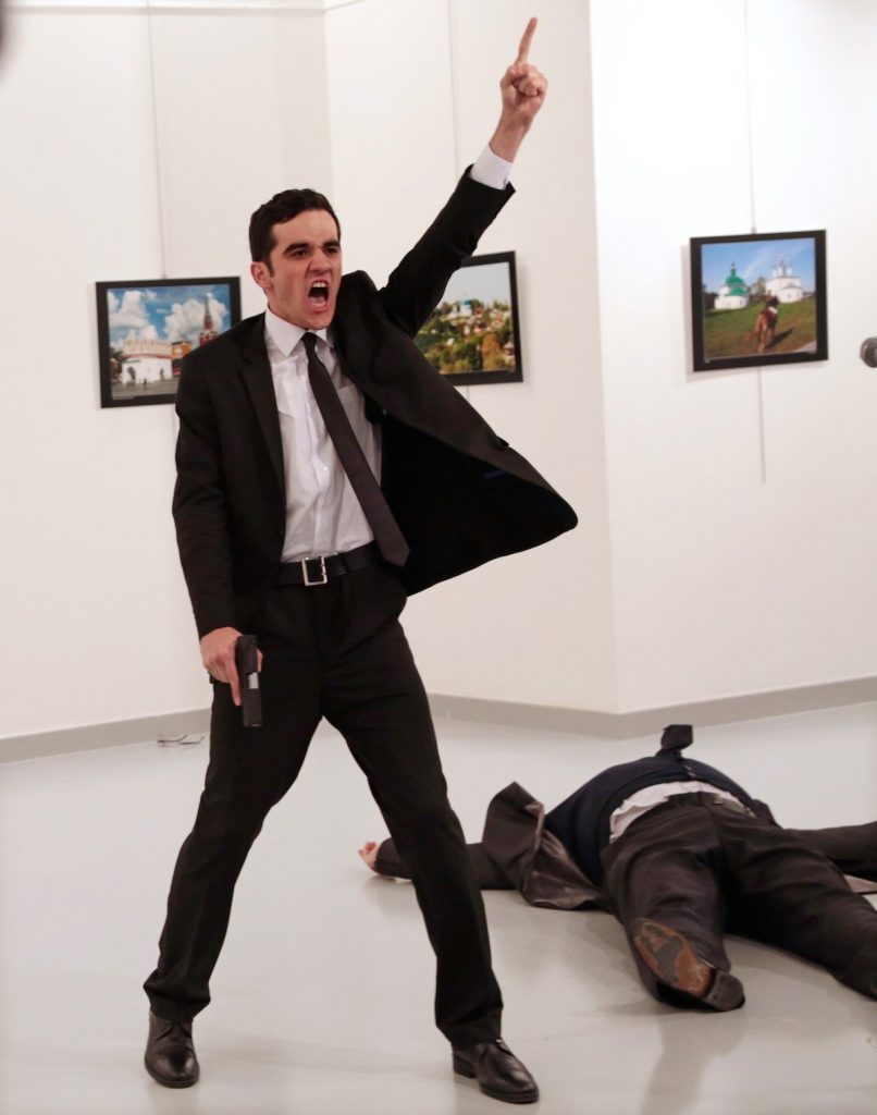 Foto vencedora do World Press Photo 2017, do fotógrafo turco Burhan Ozbilici, durante o assassinato do embaixador russo Andrey Karlov