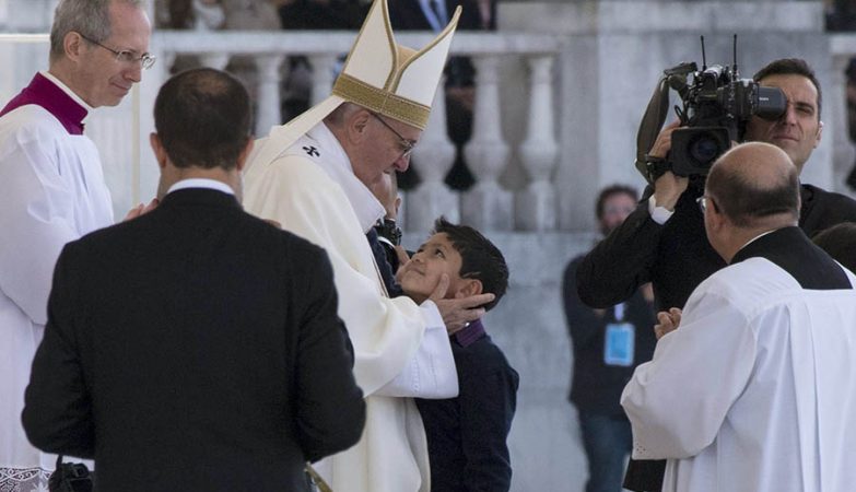 Papa Francisco e a criança brasileira do milagre que levou à canonização dos pastorinhos Jacinta e Francisco.