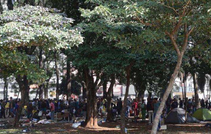 Em São Paulo, usuários de drogas se concentram na Praça Princesa Isabel, após ações de desocupação da Cracolândia