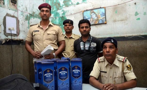  Após proibição, policiais prenderam mais de 40 mil pessoas e confiscaram mais de 900 litros de álcool 
