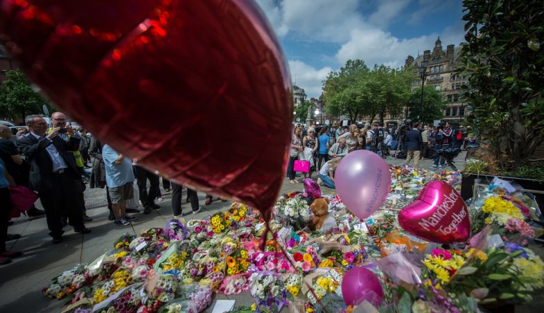 Britânicos prestam homenagens às vítimas da explosão em Manchester