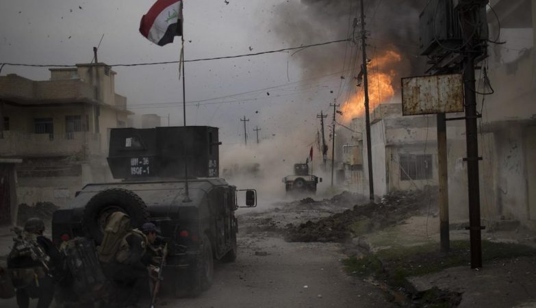 O brasileiro Felipe Dana, que trabalha para a agência Associated Press, ganhou o 3º lugar na categoria Notícias em Destaque com a imagem "Batalha em Mosul"