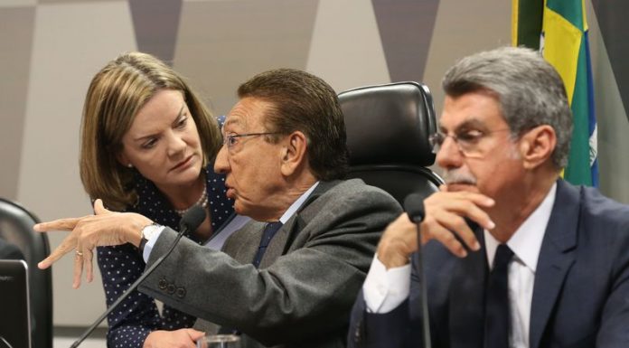 Em clima tenso, CCJ do Senado volta a discutir reforma trabalhista