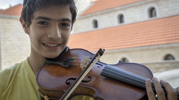 Violino do século 19 faz parte de coleção com mais de 2 mil instrumentos 