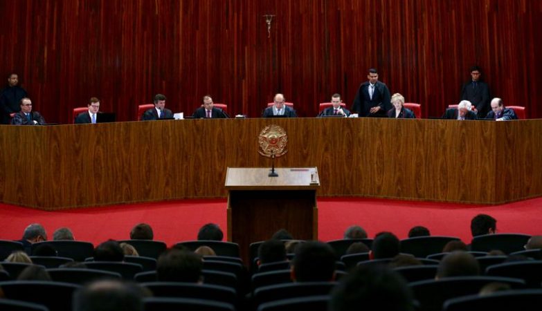 O Tribunal Superior Eleitoral (TSE) retomou ontem (6) à noite o julgamento da ação em que o PSDB pede a cassação da chapa Dilma-Temer, vencedora das eleições presidenciais de 2014