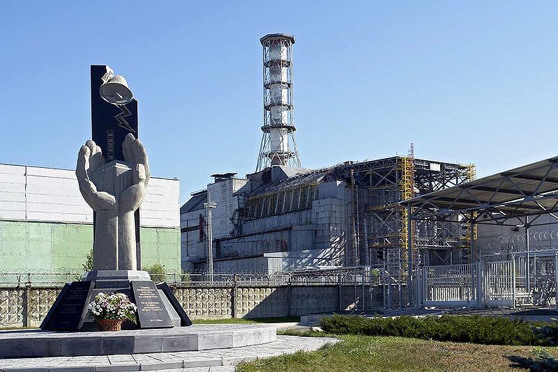 Monumento às vítimas do acidente de 1986 em Chernobyl, junto ao reator 4 da usina nuclear