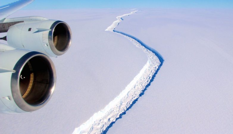  Faltam apenas 13 km para que enorme bloco de gelo se desprenda completamente, afirmam cientistas 