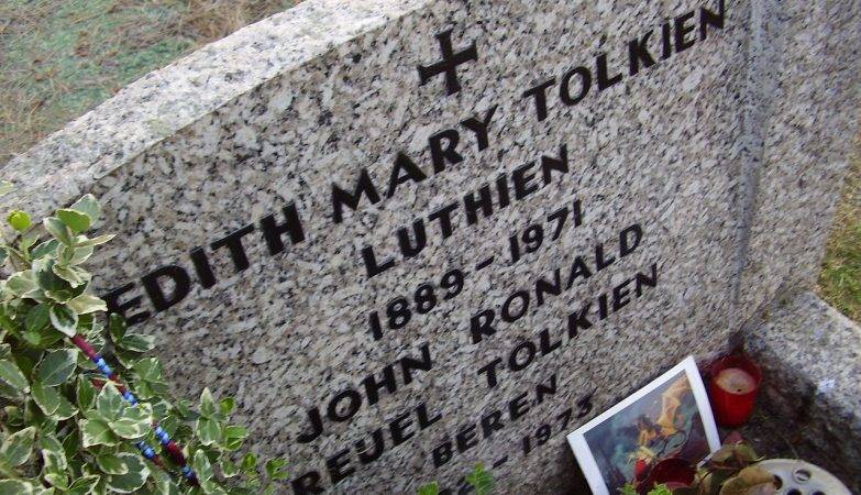 Lápide no túmulo de Tolkien e sua esposa em Oxford, na Inglaterra