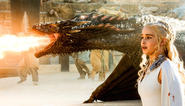 Daenerys Targaryen e o seu dragão, Drogon, em "Game of Thrones"
