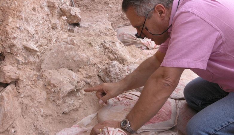 O paleoantropólogo  Jean-Jacques Hublin, do Instituto Max Planck, mostra um achado no sítio arqueológico de Jebel Irhoud, Marrocos