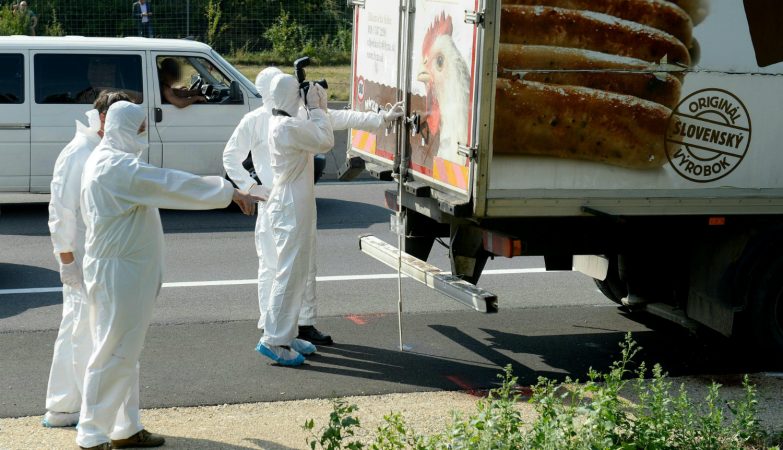 Mais de 70 refugiados foram encontrados mortos dentro de um caminhão em uma rodovia na Áustria