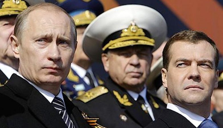 O presidente russo Vladimir Putin, com o primeiro-ministro Dmitri Medvedev