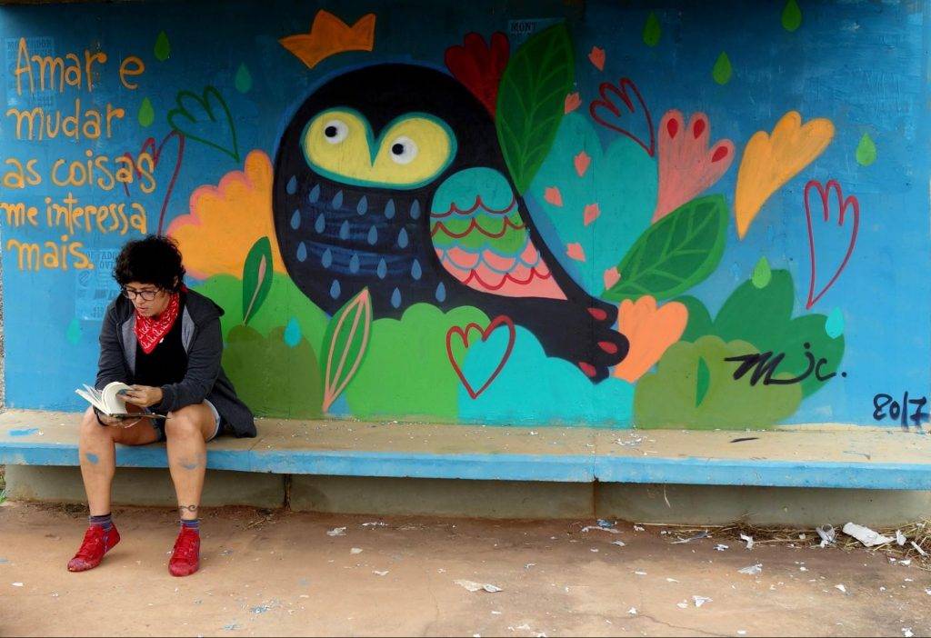 Michelle Cunha se inspira no universo feminino e dá cores vibrantes aos muros de Brasília