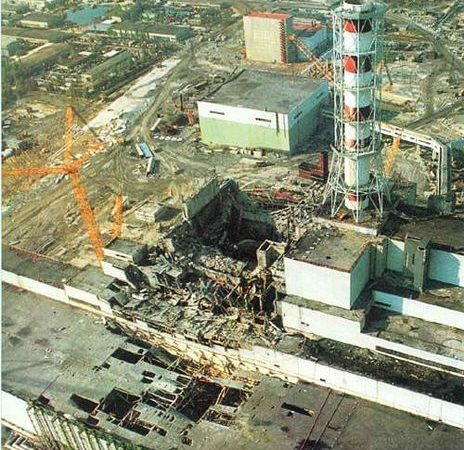 O reator nuclear 4 de Chernobyl (ao centro) após o desastre. ao centro/direita, o reator 3