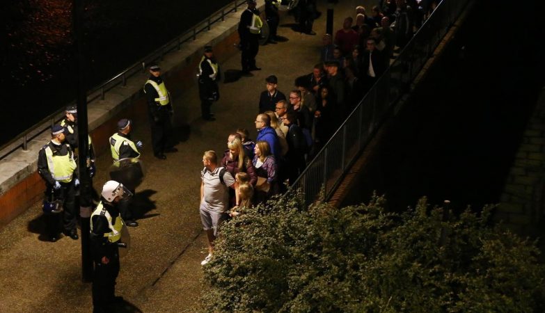Agentes da Polícia Metropolitana de Londres com pessoas evacuadas após o ataque na London Bridge