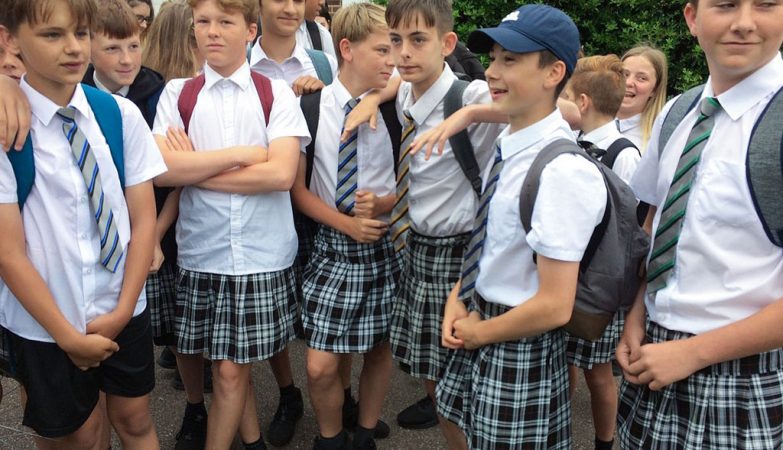 Um grupo de rapazes usou saias porque as bermudas eram proibidas