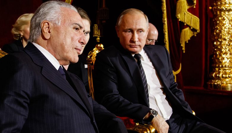 O presidente brasileiro, Michel Temer, ao lado do presidente russo, Vladimir Putin