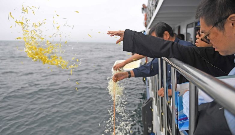 Cinzas de Liu Xiaobo são lançadas ao mar 