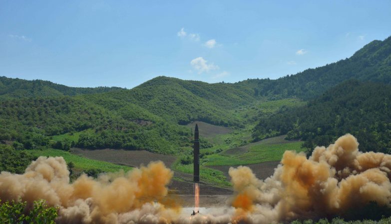 Míssil balístico intercontinental norte-coreano Hwasong-14  lançado em local não divulgado na Coreia do Norte