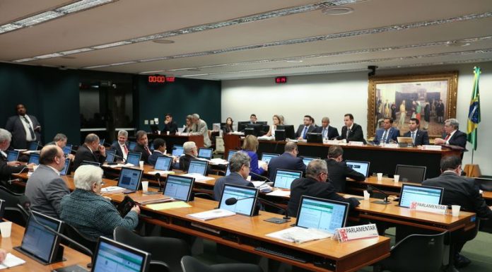 Aliados abrem mão de falar na CCJ para agilizar votação de denúncia contra Temer