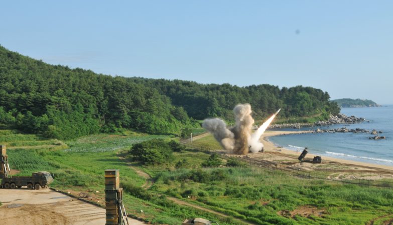 Lançamento de um míssil balístico na costa da Coreia do Sul em exercícios militares com os Estados Unidos