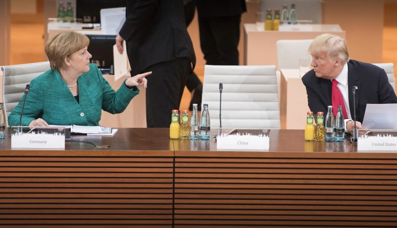A chanceler Angela Merkel fala com o presidente dos EUA Donald Trump