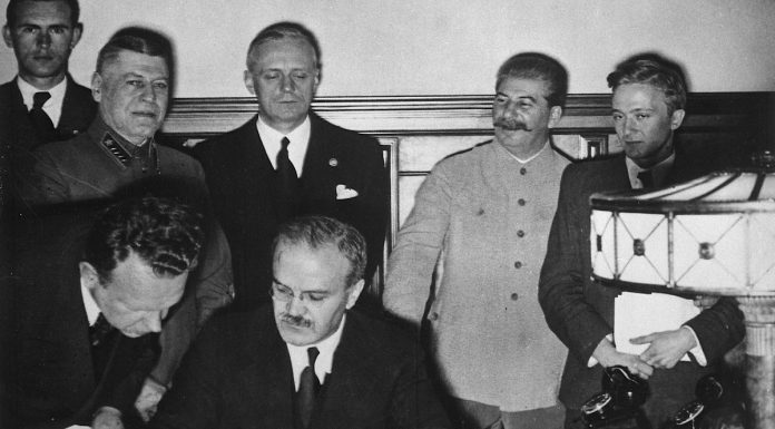 Polônia acusa União Soviética de ter conspirado com a Alemanha Nazista