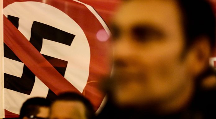 Líder neonazista se declara homossexual, revela ser judeu e abandona movimento no Reino Unido