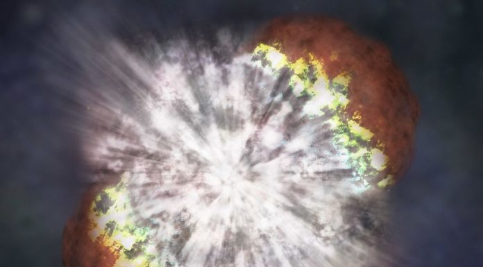 Supernova insólita está explodindo a 100 milhões de anos-luz de distância da Terra