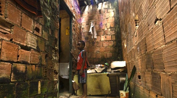 Mais de 40% das crianças brasileiras vivem na pobreza