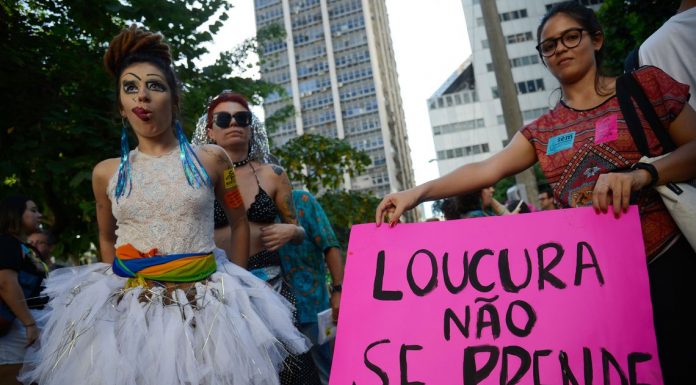 Protesto no Rio pede o fim de tratamentos em manicômios