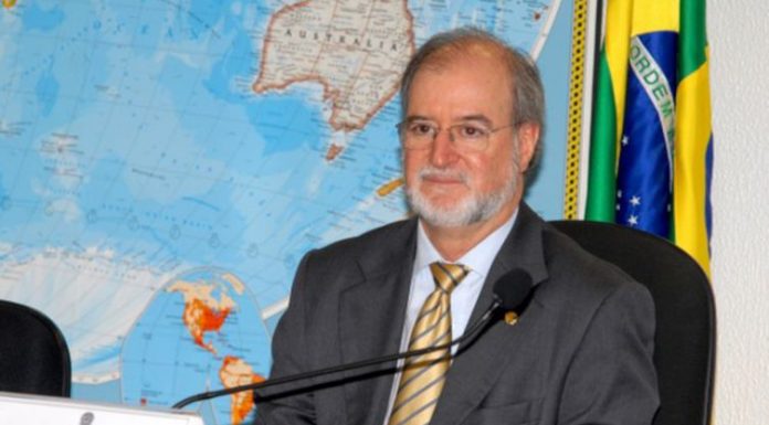 Condenado no mensalão tucano, ex-governador de Minas se entrega