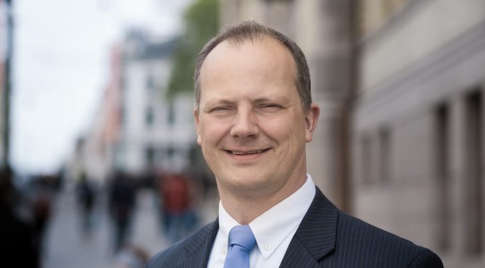 Ministro norueguês pediu demissão do cargo para apoiar carreira da mulher