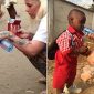 Abandonado por bruxaria, menino que comoveu o mundo vai à escola pela primeira vez