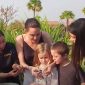Angelina Jolie mostra como cozinha aranhas e escorpiões para os filhos