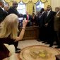 Assessora de Trump gera nova polêmica com pés no sofá da Sala Oval