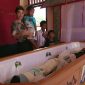 Povoado na Indonésia vive com parentes mortos dentro de casa