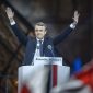 Macron comemora vitória com discurso para milhares de franceses no Louvre