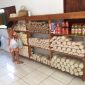 Clientes podem trocar lixo reciclável por alimentos em supermercado no Acre