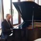 Putin toca piano durante espera de reunião com presidente chinês