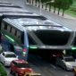Superônibus futurista chinês que trafegaria sobre os carros é uma fraude