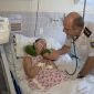 Médico aposentado visita hospital para cuidar de paciente em coma há 17 anos no Espírito Santo