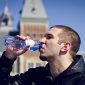 Governo britânico obriga as pessoas a beber água para confirmar que não é ácido