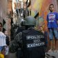 Forças armadas fazem chover panfletos na Rocinha em busca de informações sobre traficantes