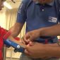 Garoto baiano que nasceu sem uma das mãos ganha prótese personalizada do Homem-Aranha
