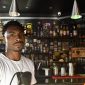Após funcionário sofrer racismo, hamburgueria fecha as portas para clientes intolerantes no ES