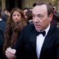 Imprensa britânica diz que Kevin Spacey sentou no trono de Elizabeth II