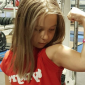 Supermenina: Indra tem 10 anos e quer ser a mais forte do mundo
