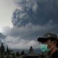 Alerta máximo e aeroportos fechados devido a erupção de vulcão na Indonésia
