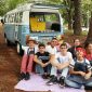 Kombi azul de jovens autistas vende doces livres de leite e glúten